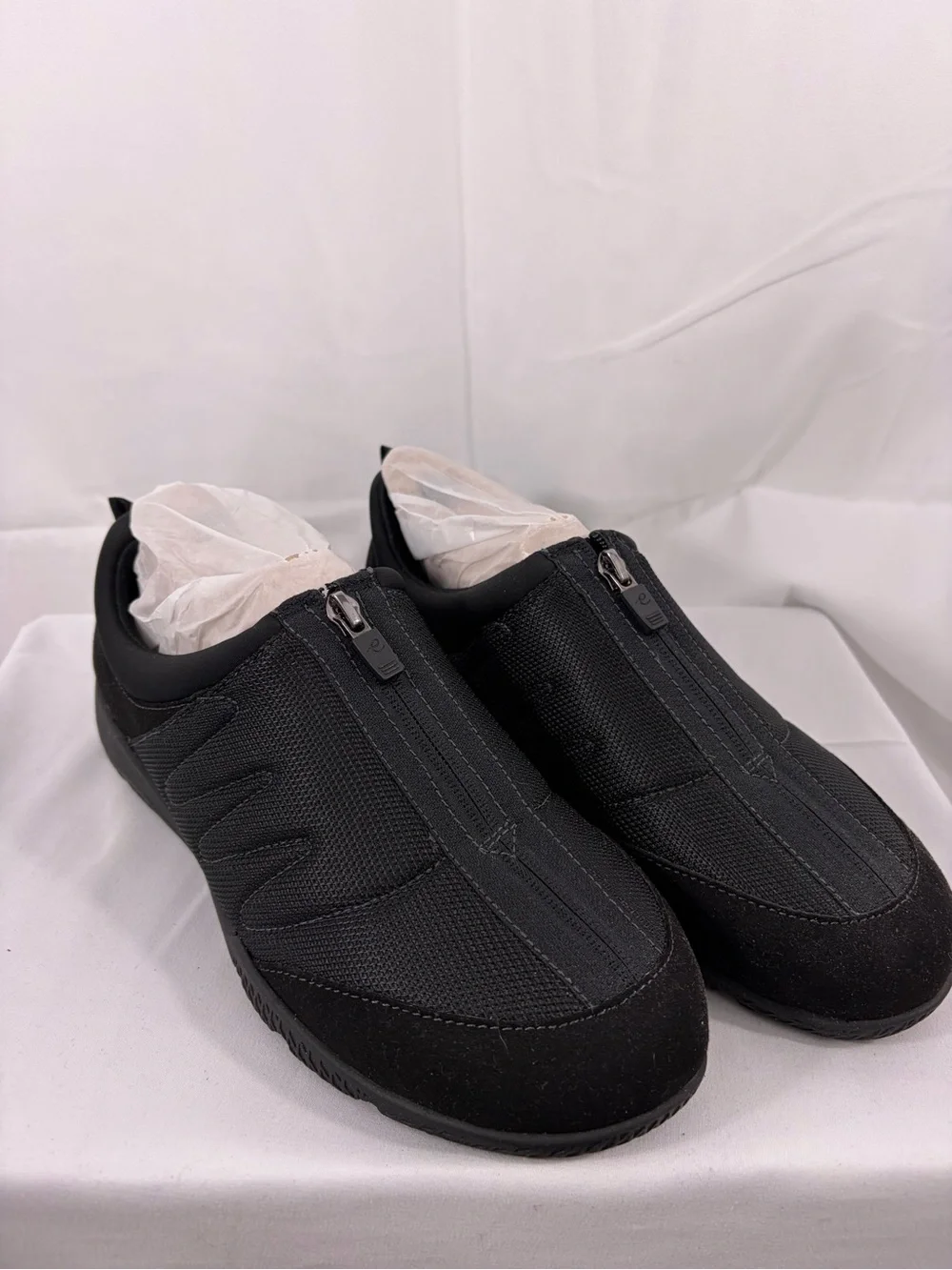NWT Easy Spirit Women’s Size 10W Black Zip-Front Casual Sneakers